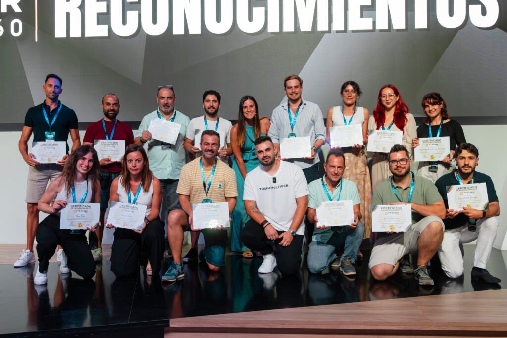 Opinión Partner 360 – alumnos del curso mostrando sus certificados
