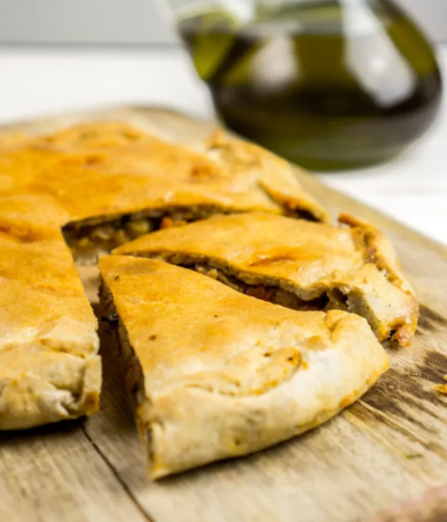 Empanada sin gluten rellena y recién horneada