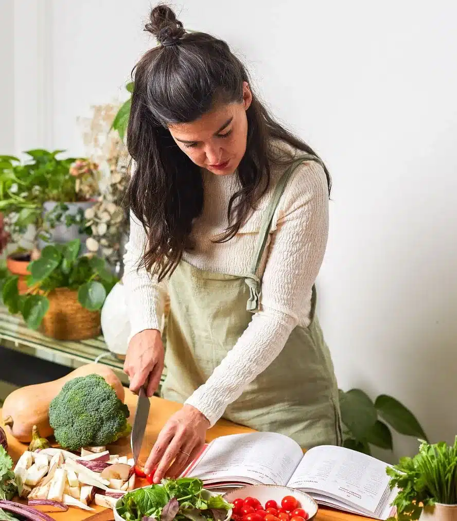 Lucía Gómez preparando una receta saludable