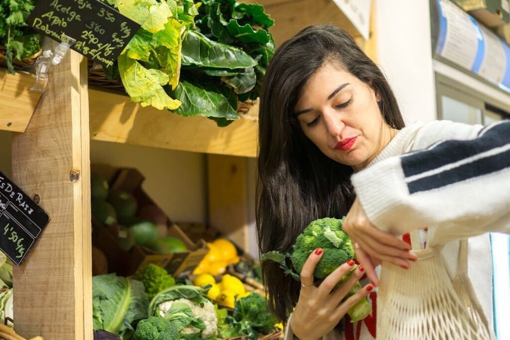 Lucía Gómez eligiendo verduras frescas