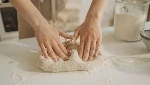Preparación de masa de pan sin gluten con las manos