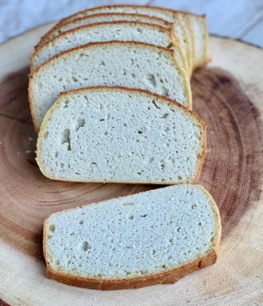 Pan de molde sin gluten cortado en rebanadas