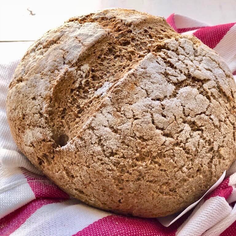 Pan casero sin gluten recién horneado