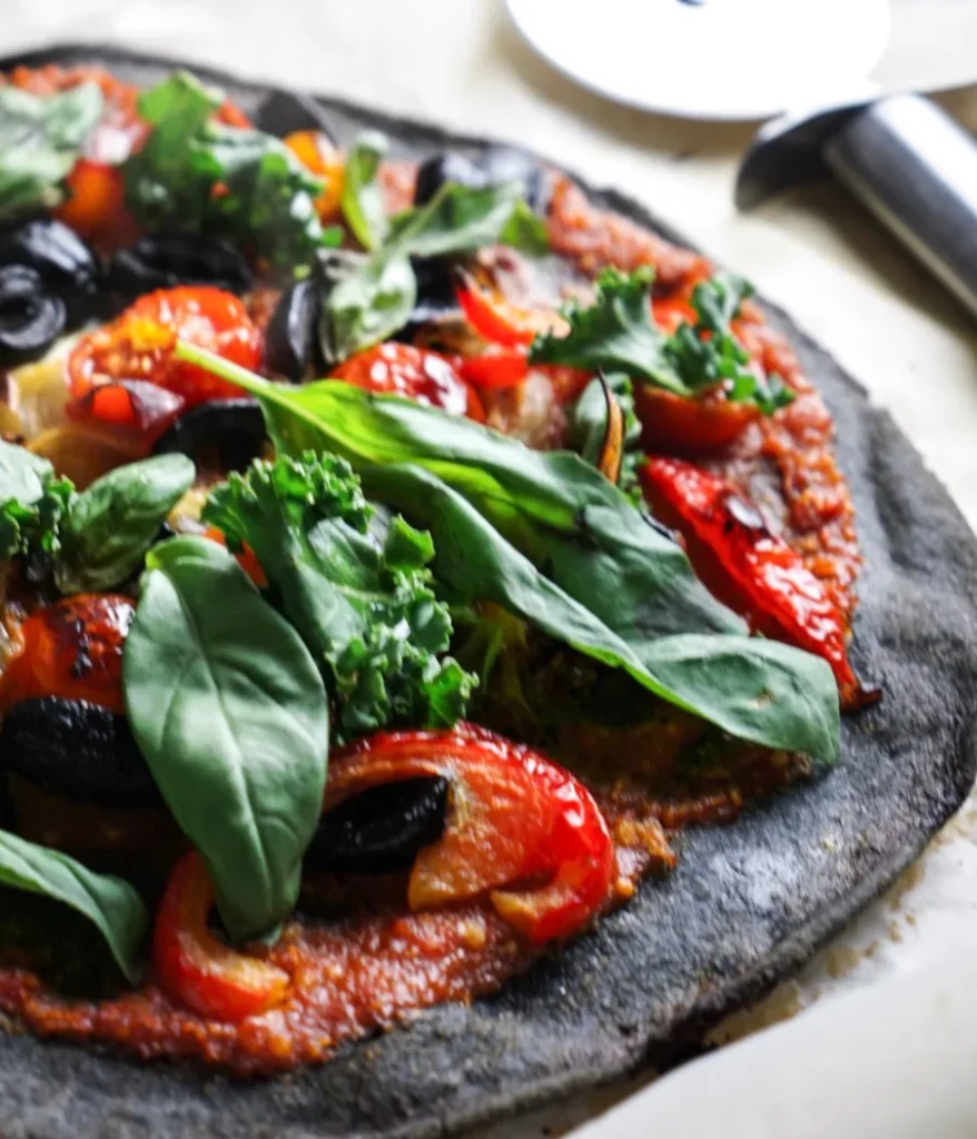 Pizza sin gluten con verduras y aceitunas
